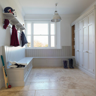 Новый формат декора квартиры: тамбур среднего размера в классическом стиле с белыми стенами и полом из травертина