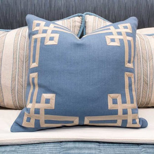 Immagine di una camera matrimoniale etnica con pareti beige e moquette