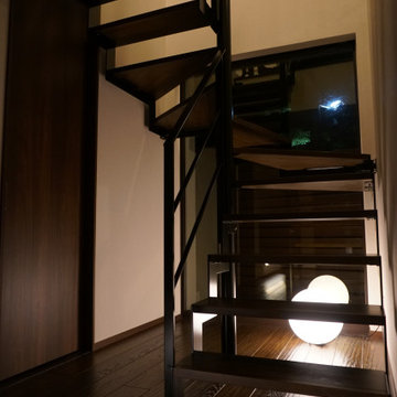豊かな緑を背景に佇む階段