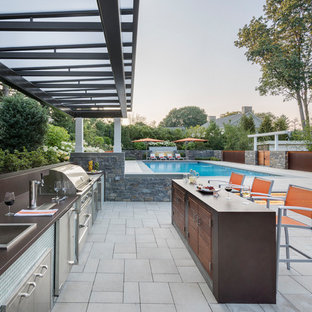 ボストンのトランジショナルスタイルのおしゃれな裏庭のテラスの写真