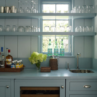 ニューヨークの大きいコンテンポラリースタイルのおしゃれなウェットバー (ドロップインシンク、インセット扉のキャビネット、青いキャビネット、人工大理石カウンター、青いキッチンパネル、青いキッチンカウンター) の写真