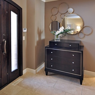 Inspiration för en eklektisk entré, med bruna väggar, klinkergolv i porslin och mörk trädörr