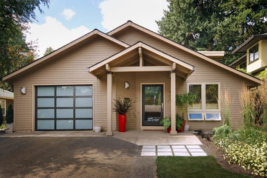 Example of a transitional home design design in Portland
