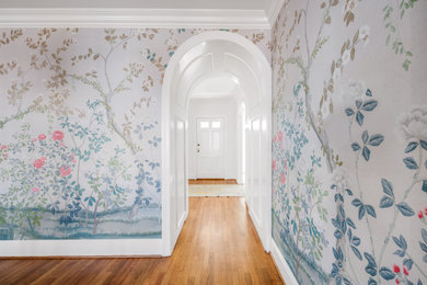 ダラスにあるラグジュアリーな中くらいなトラディショナルスタイルのおしゃれな廊下 (マルチカラーの壁、茶色い床、濃色無垢フローリング、壁紙) の写真