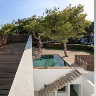 他の地域の小さい長方形コンテンポラリースタイルのおしゃれなプール (デッキ材舗装) の写真