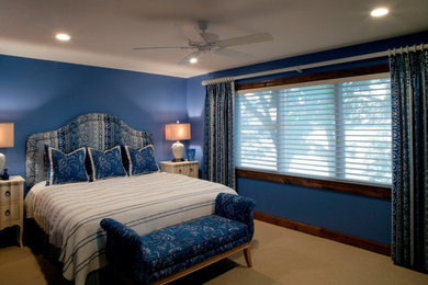 Inspiration for a mid-sized timeless guest carpeted bedroom remodel in Milwaukee with blue walls and no fireplace