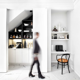 Aménagement d'une grande arrière-cuisine linéaire contemporaine avec un évier encastré, un placard à porte plane, des portes de placard blanches, un plan de travail en quartz modifié, une crédence blanche, une crédence en dalle de pierre, un électroménager en acier inoxydable, un sol en carrelage de porcelaine et un îlot central.