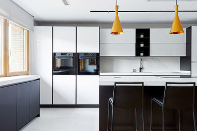 Inspiration for a contemporary kitchen in Madrid.