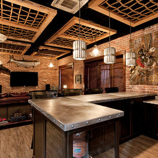 タンパの中サイズのインダストリアルスタイルのおしゃれなウェットバー (アンダーカウンターシンク、濃色木目調キャビネット、亜鉛製カウンター、クッションフロア) の写真