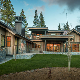 Mittelgroßes, Zweistöckiges, Graues Klassisches Einfamilienhaus mit Satteldach, Blechdach und Holzfassade in Sacramento