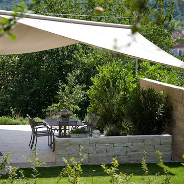 Großzügige Terrasse mit stilvollem Sonnenschutz