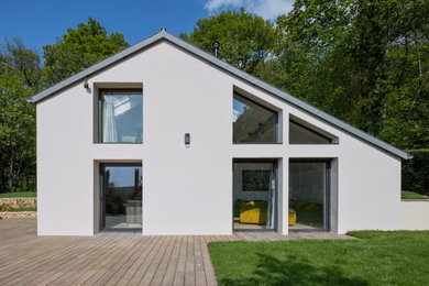 Réalisation d'une grande façade de maison design à un étage.