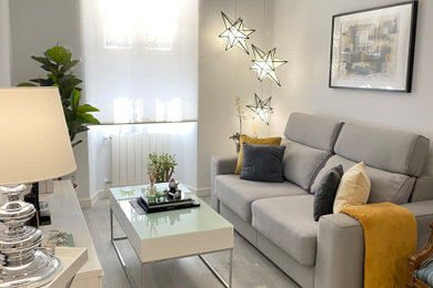 Diseño de salón cerrado y gris y blanco minimalista pequeño sin chimenea con paredes blancas, suelo beige y cortinas