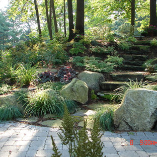 Idée de décoration pour un jardin chalet avec une entrée ou une allée de jardin, une exposition ombragée, des pavés en pierre naturelle et une pente, une colline ou un talus.