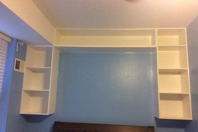 Diseño de dormitorio principal clásico pequeño con paredes azules