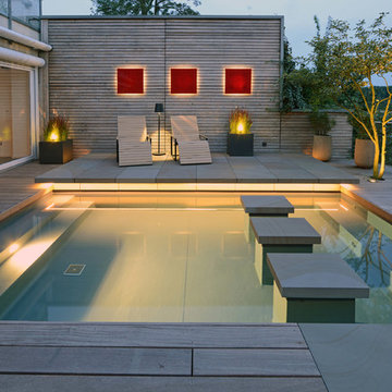 Südblick: Kleine Wohnterrasse mit Zier-Badebecken