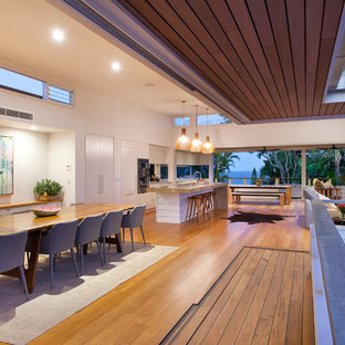 サンシャインコーストのコンテンポラリースタイルのLDKの画像 (白い壁、無垢フローリング、茶色い床)