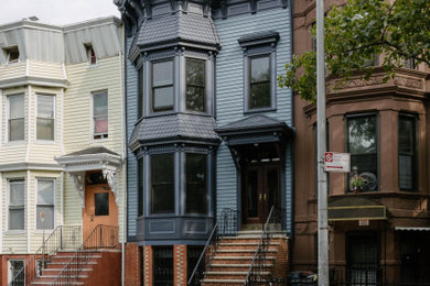 ニューヨークにあるコンテンポラリースタイルのおしゃれな家の外観 (タウンハウス) の写真