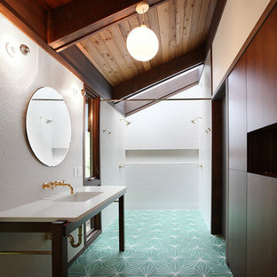 Ispirazione per una stanza da bagno con doccia moderna con lavabo sottopiano, ante lisce, ante in legno bruno, doccia doppia, piastrelle bianche e pavimento turchese