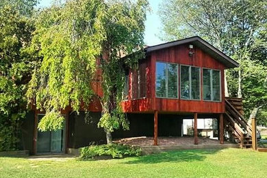 Inspiration for a mid-century modern exterior home remodel in New York