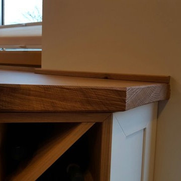 Details der massiven Arbeitsplatte mit Weinregal