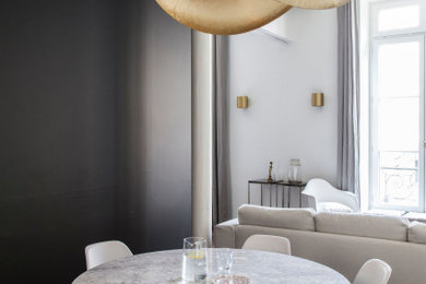 Cette image montre une salle à manger design.
