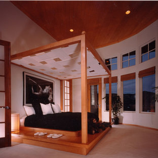 Esempio di un'ampia camera matrimoniale etnica con pareti bianche e nessun camino