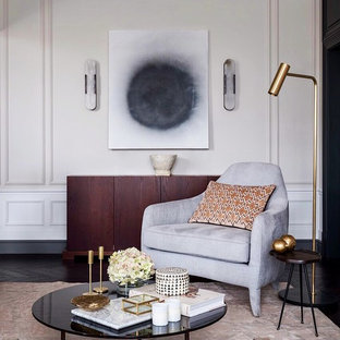 Cette image montre un salon traditionnel de taille moyenne et ouvert avec un mur beige, un sol en bois foncé, une cheminée ribbon, un manteau de cheminée en pierre, un téléviseur dissimulé et un sol violet.