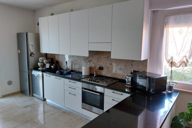 This is an example of a modern kitchen in Venice.