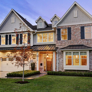 Zweistöckiges, Mehrfarbiges Klassisches Einfamilienhaus mit Mix-Fassade, Satteldach und Misch-Dachdeckung in Houston