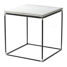 mesa para uno de  los lados del sillón del salón