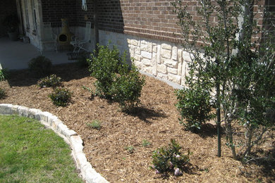 Ejemplo de jardín de secano rústico de tamaño medio en patio delantero con exposición total al sol y mantillo
