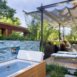 Пример оригинального дизайна: летний душ в современном стиле с настилом