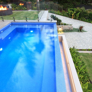 シドニーの大きい長方形トロピカルスタイルのおしゃれなプール (タイル敷き) の写真