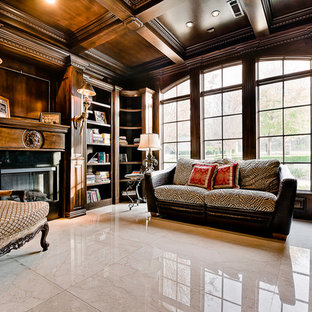 Inredning av ett klassiskt hemmabibliotek, med marmorgolv, en standard öppen spis och ett fristående skrivbord