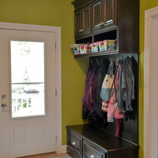 ミルウォーキーの中サイズのトラディショナルスタイルのおしゃれなマッドルーム (緑の壁、セラミックタイルの床) の写真