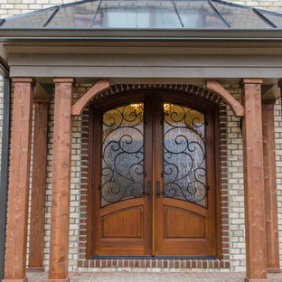 Idéer för att renovera en eklektisk ingång och ytterdörr, med en dubbeldörr och mellanmörk trädörr