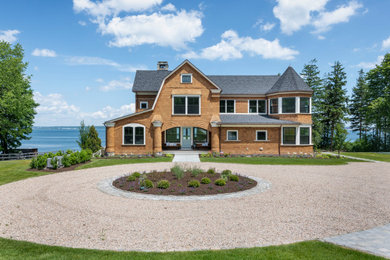 Immagine della villa marrone stile marinaro a due piani con rivestimento in legno, copertura a scandole, tetto grigio e con scandole