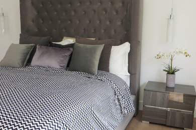 Example of a minimalist bedroom design in Los Angeles