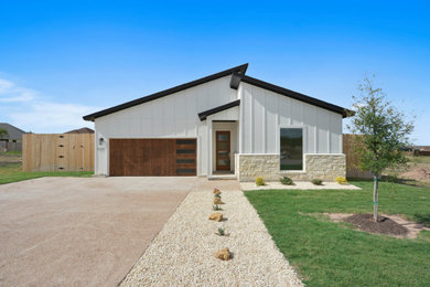 Mid-sized modern one-story house exterior idea in Austin