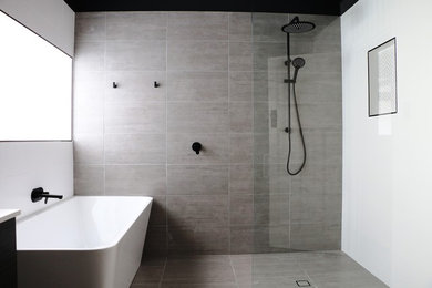 Cette image montre une salle de bain principale design avec un plan de toilette blanc.