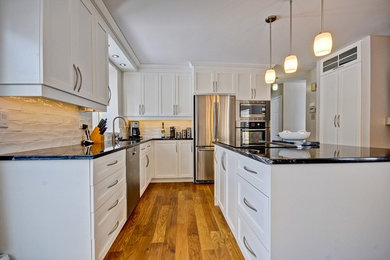 Example of a trendy kitchen design in Ottawa