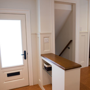 トロントの中サイズの片開きドアトラディショナルスタイルのおしゃれな玄関ドア (白い壁、白いドア、コルクフローリング) の写真