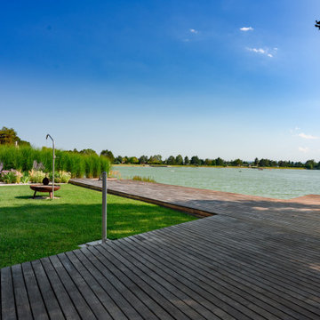Moderner Seegarten mit großzügiger Holzterrasse