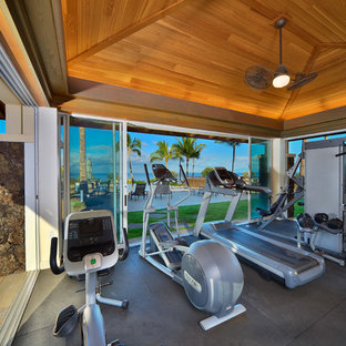 ハワイのトロピカルスタイルのおしゃれなホームジムの写真