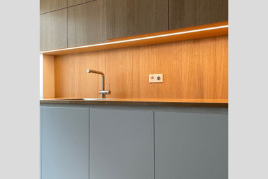 Offene, Einzeilige, Kleine Moderne grifflose Küche mit Arbeitsplatte aus Holz und braunem Boden in Frankfurt am Main