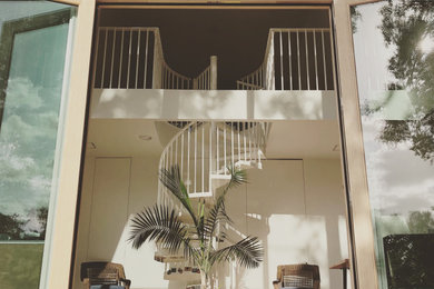 Mittelgroßes, Offenes Modernes Wohnzimmer mit weißer Wandfarbe, dunklem Holzboden, braunem Boden und gewölbter Decke in Orlando