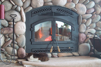 Example of a classic living room design in Cleveland