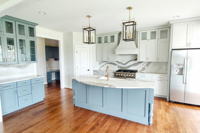 Transitional l-shaped medium tone wood floor and brown floor open concept kitchen photo in Other with a farmhouse sink, recessed-panel cabinets, gray cabinets, quartz countertops, multicolored backsplash, quartz backsplash, stainless steel appliances, an island and multicolored countertops