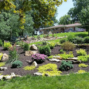Kleiner Eklektischer Vorgarten im Frühling mit direkter Sonneneinstrahlung, Mulch und Kübelpflanzen in Kansas City